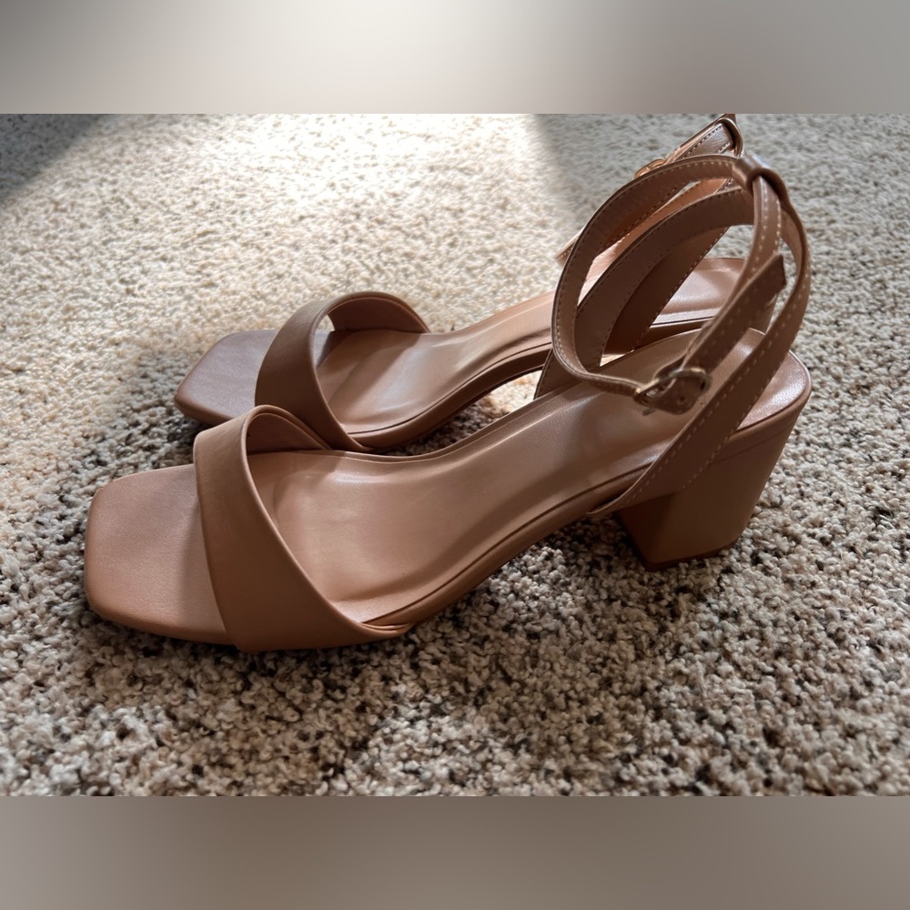 Women’s A New Day size 7. My daughter wore once for a wedding